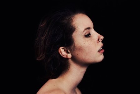 Девушка в профиль