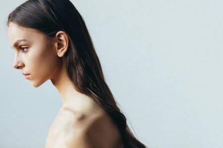 Лицо девушки сбоку