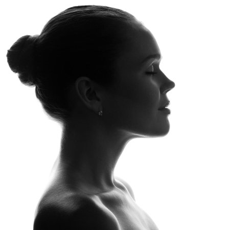 Женщина в профиль