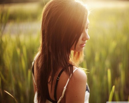 Девушка брюнетка