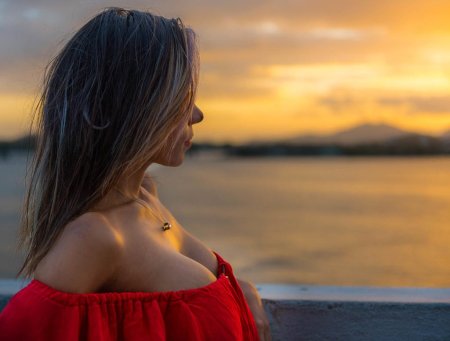 Красивая девушка грудь