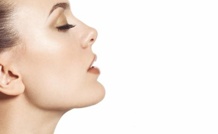 Женское лицо в профиль