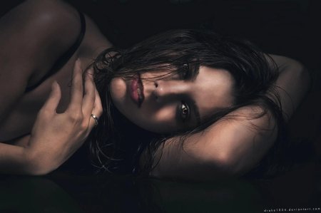 Девушка грустит