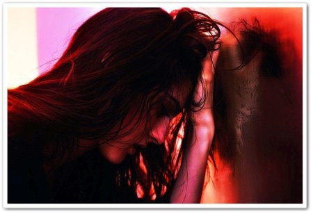 Девушка страдает