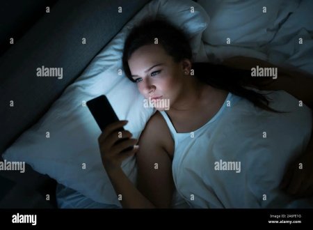 Девушка с телефоном ночью