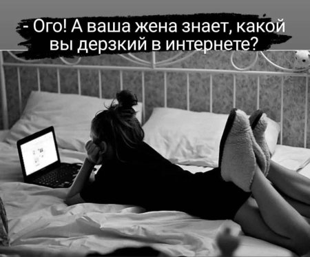 Девушка сидит на кровати