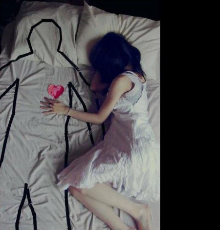 Девушка страдает от любви