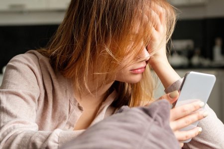 Расстроенная девушка