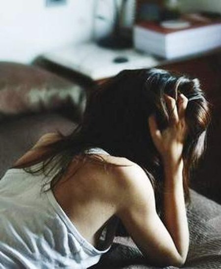 Девушка отвернулась