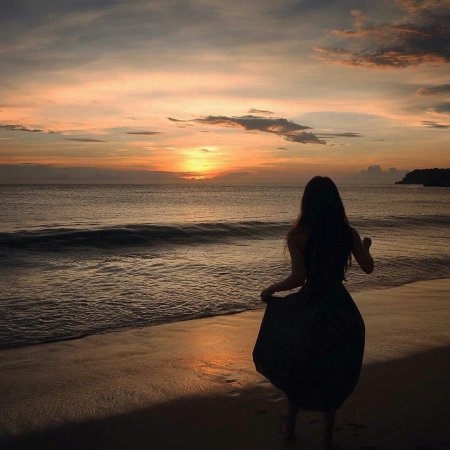 Девушка на море со спины