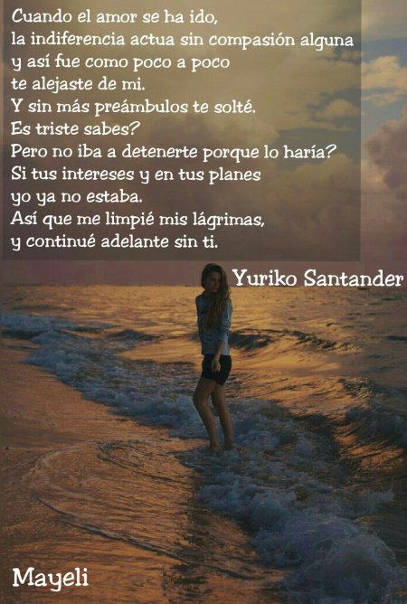 Девушка спиной к морю