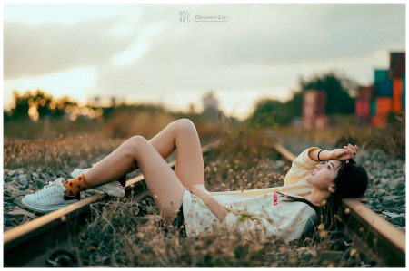 Девушка брюнетка