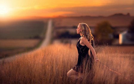 Фотосессия в поле на закате