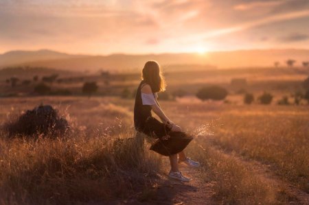 Девушка в поле