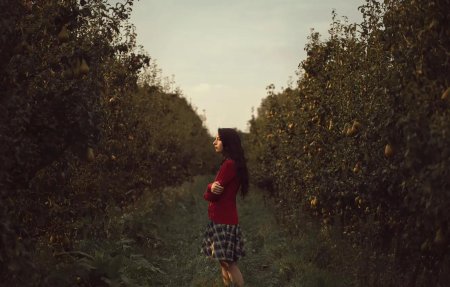 Девушка вдали