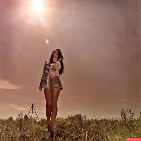 Девушка в солнечных лучах