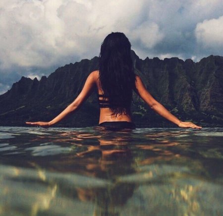 Темноволосая девушка со спины