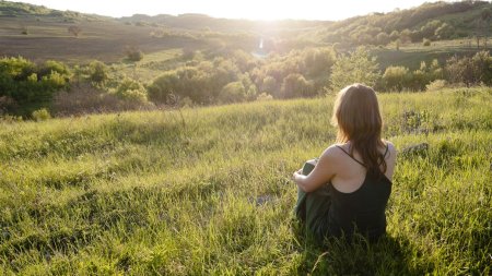 Девушка вдалеке