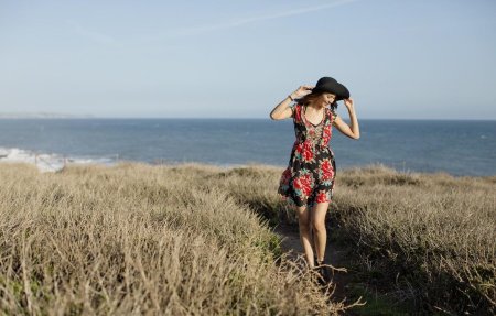 Девушка издалека