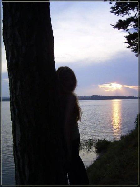 Девушка на озере со спины