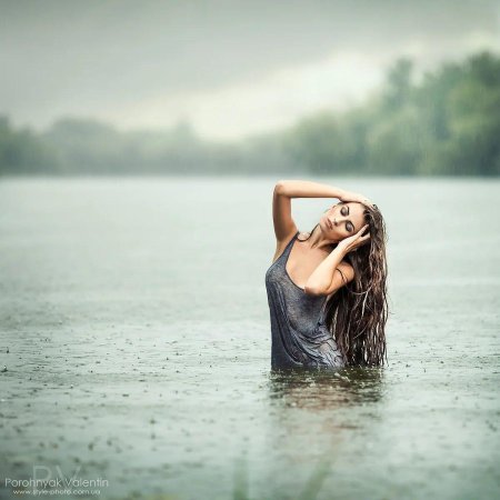 Девушка у реки