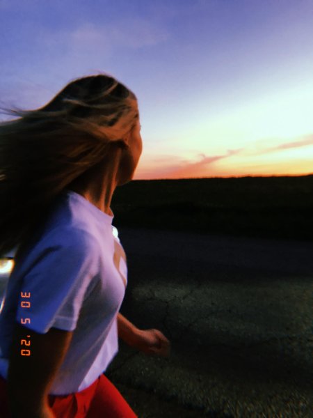 Фото девушки на закате