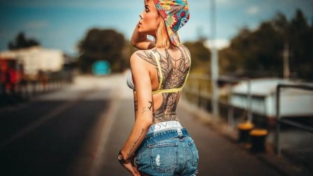 Девушка со спины