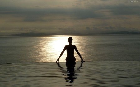 Девушка на море со спины