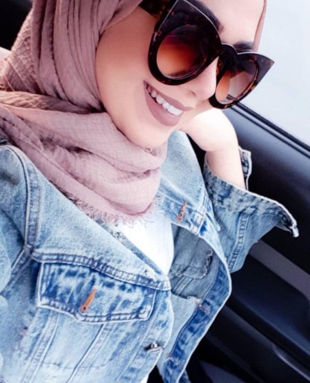 Девушка в хиджабе и очках