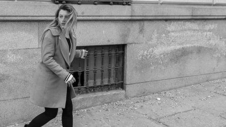 Испуганная женщина на улице