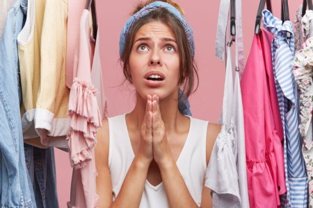 Человек среди одежды