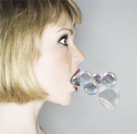 Девушка с открытым ртом в профиль