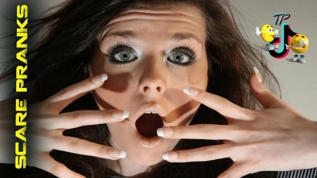 Испуганная девушка