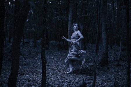 Напуганная девушка в лесу