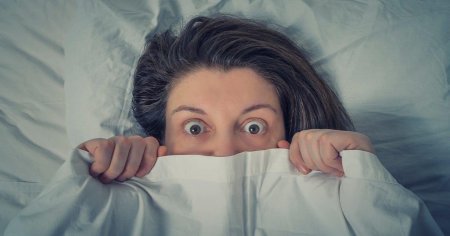 Испуганная девушка