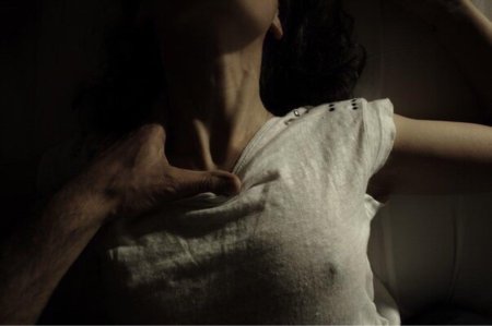 Мужская рука на женской шее