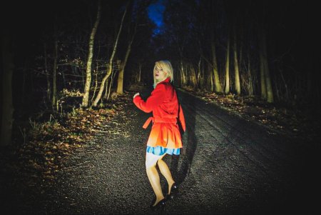 Девушка убегает в страхе