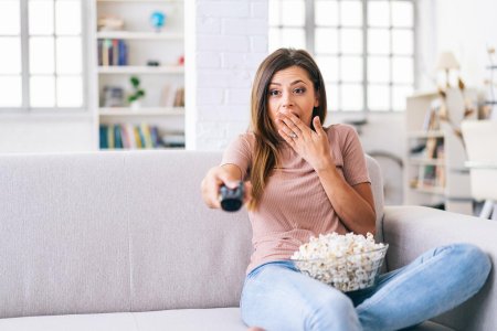 Женщина смотрит телевизор