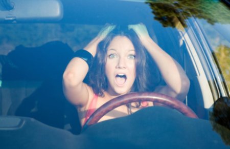 Испуганная женщина за рулем