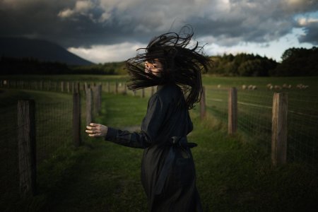 Девушка убегает