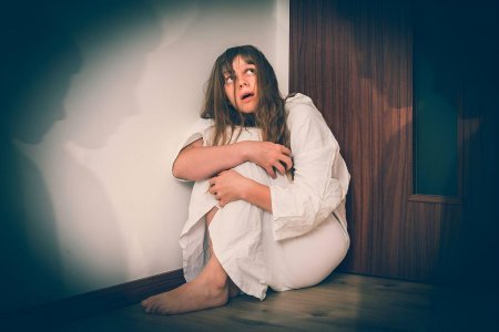 Испуганная девушка