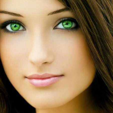 Красивая девушка с зелеными глазами