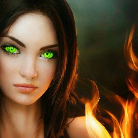 Красивая девушка с зелеными глазами