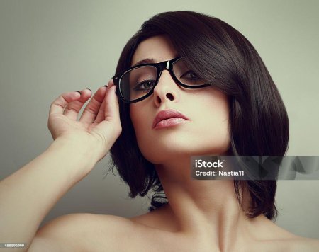 Стрижки для женщин в очках