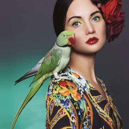 Девушка с попугаем
