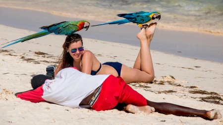 Девушка с попугаем