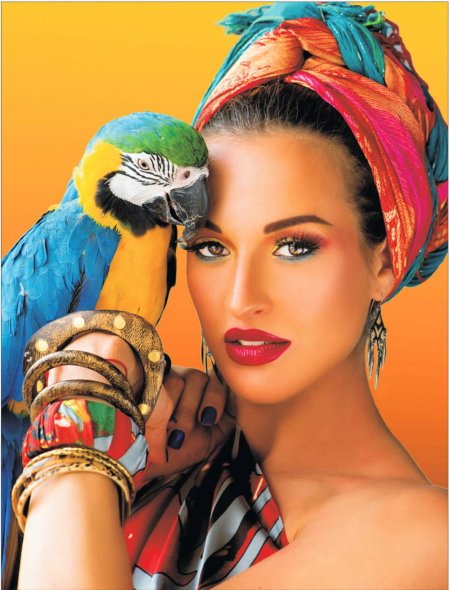 Девушка с попугаем