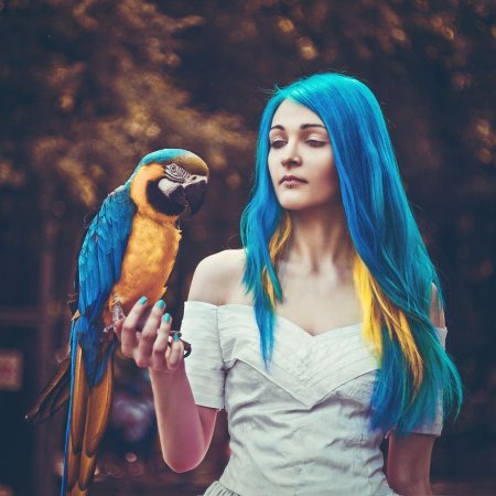 Девушка с попугаем