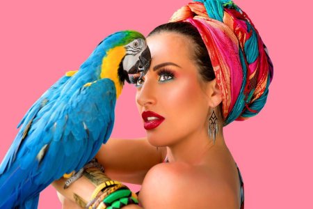 Девушка с попугаем желтым