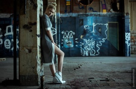 Зоя Яровицына фотосессия в заброшенном здании